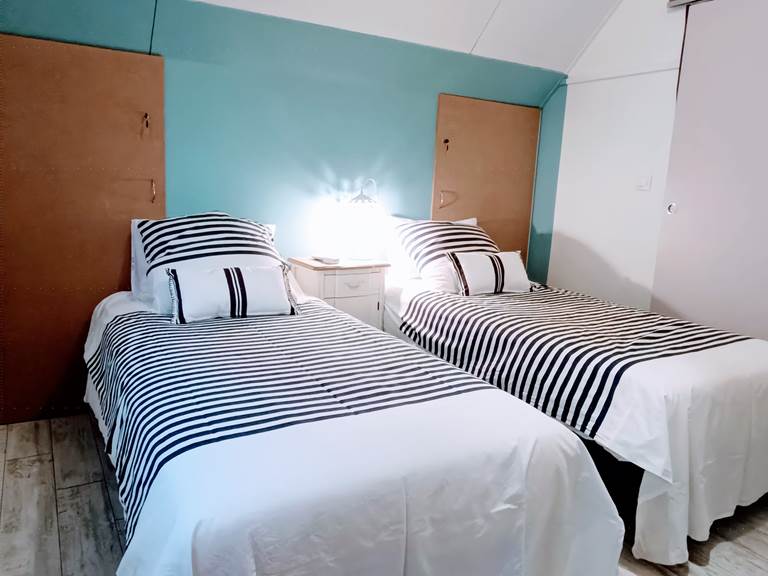 Chambre 2 à l'étage soit en lits jumeaux 90cm séparés ou réunis en un seul lit de 180cm - (A préciser lors de votre réservation)