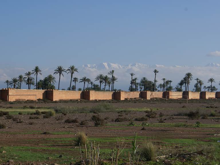 Atlas enneigé derrière les remparts de Marrakech