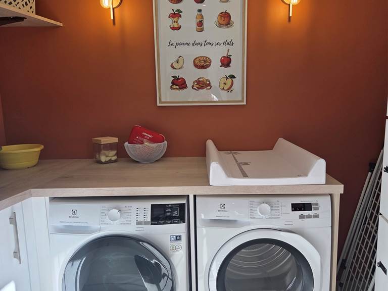 Buanderie avec lave linge et sèche linge