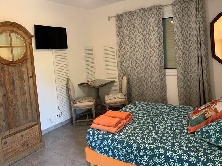 une chambre chaleureuse et confortable