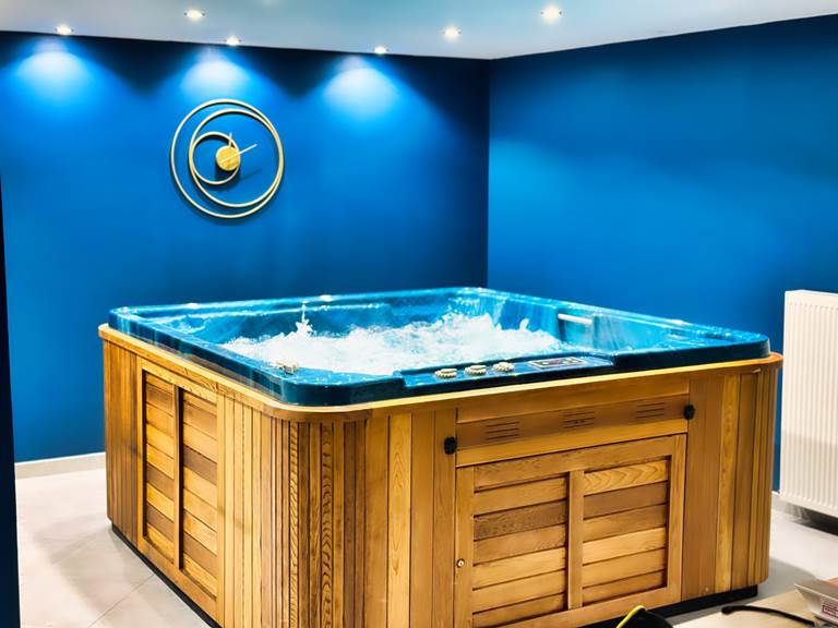 Jacuzzi privatif en bois dans spa intimiste – Spa Le Magnolia