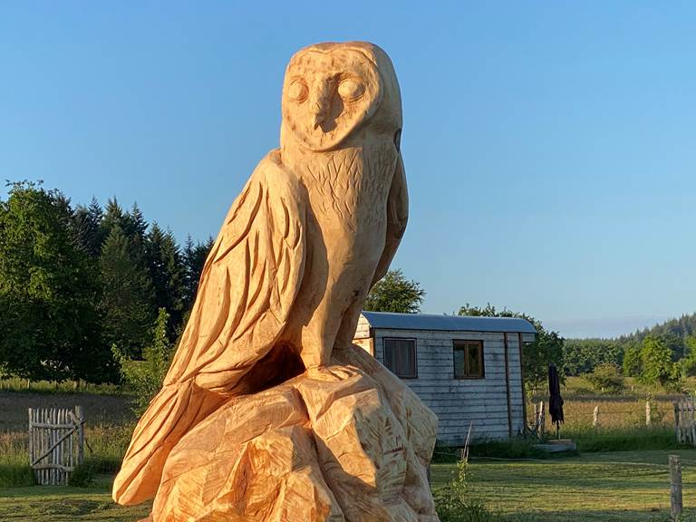 Les terres de la chouette, l'œuvre de l'artiste Chris Le Farfadet est désormais la gardienne des lieux