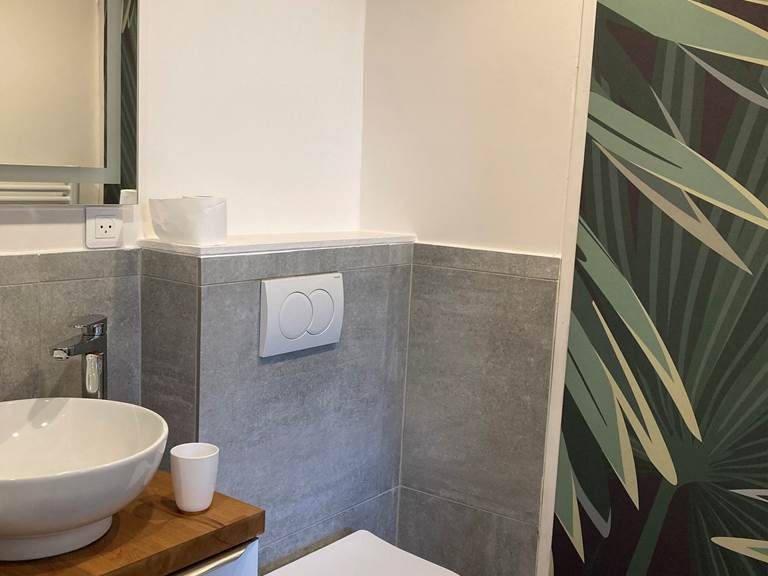 Salle d’eau du studio – Confort et modernité au cœur du village Douche vitrée, vasque design et ambiance zen pour un séjour tout en douceur à La Flotte, Île de Ré.