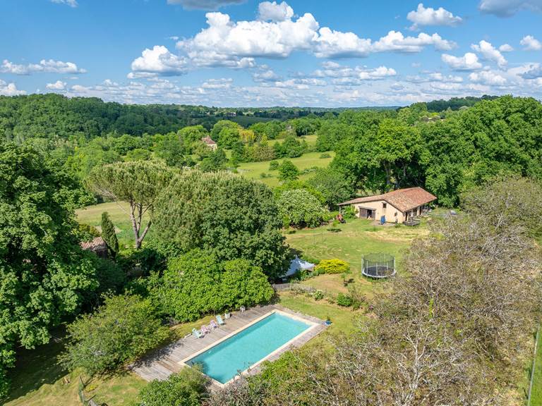 Vue aérienne piscine et terrain de jeux INYAQAB crédit photo logadrone