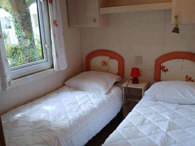 chambre lits simples MOBIL-HOME DE PROPRIETAIRE 12