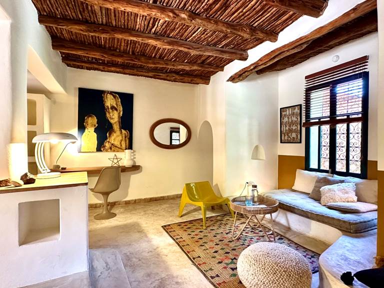 Salon et bureau de la chambre Akal.