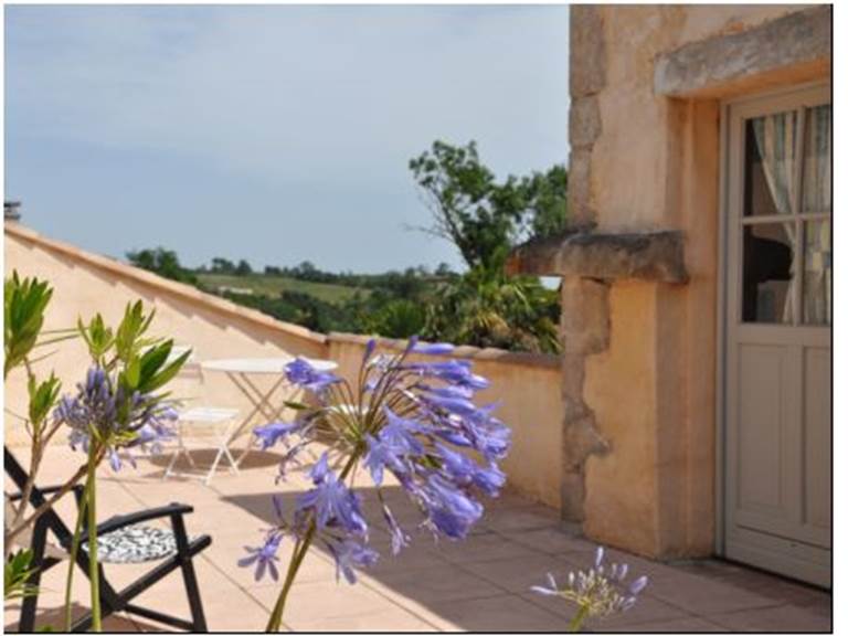 Terrasse de la Chambre familiale olivier aux chambres d'hôtes la Rougeanne près de Carcassonne dans l'Aude