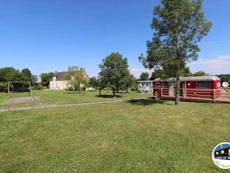 17 Gite la chevalerie 49170 roulotte loge des clowns