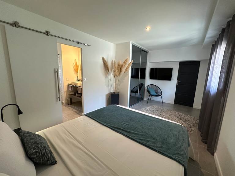 Chambre équipée d'une TV à écran plat pour vos moments de détente