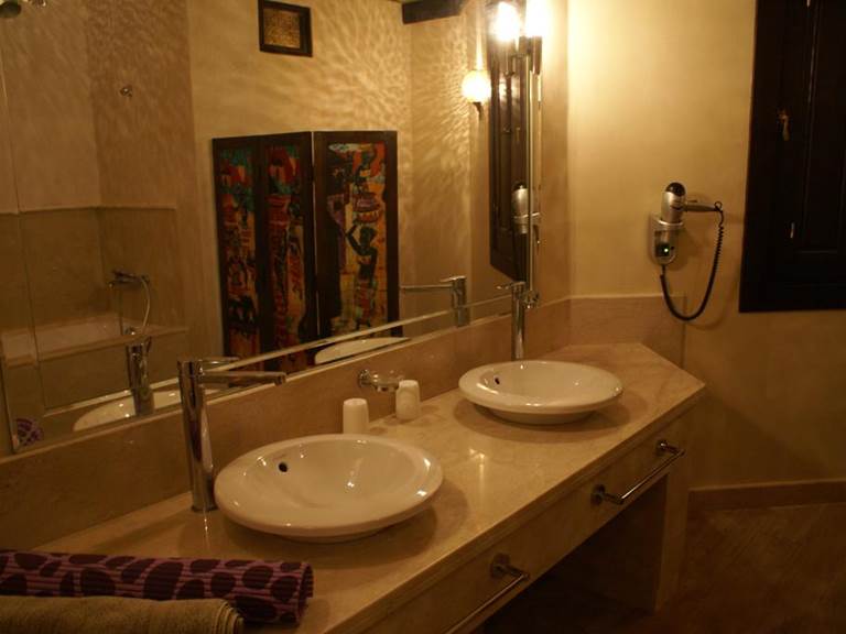Salle de bain chambre sous tente berbère à Marrakech
