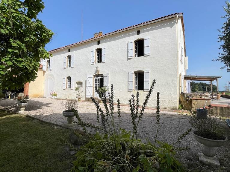 MOUNDEOU-location-gîte-Piscine-privée-Location-de-vacances-à-Madiran-St-Lanne-façade-sud