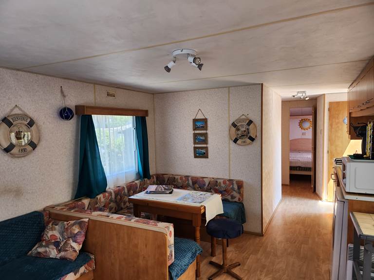 coin salon avec canapé convivial MOBIL-HOME DE PROPRIETAIRE 38