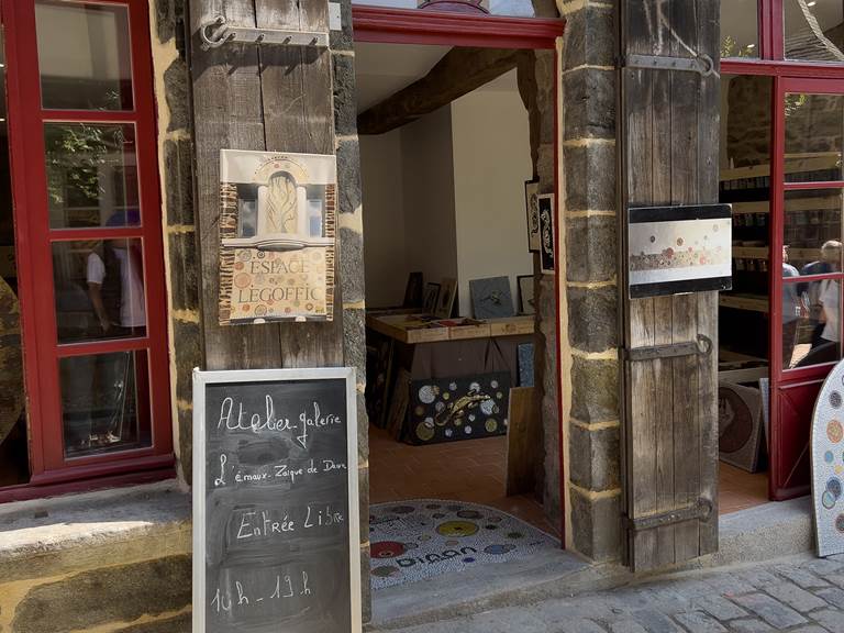 galerie d'art en bas de l'immeuble