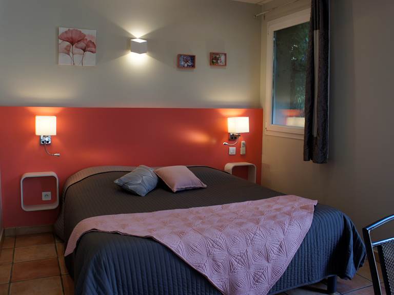 Chambre 303 hotel les peupliers loriol du comtat parc spirou