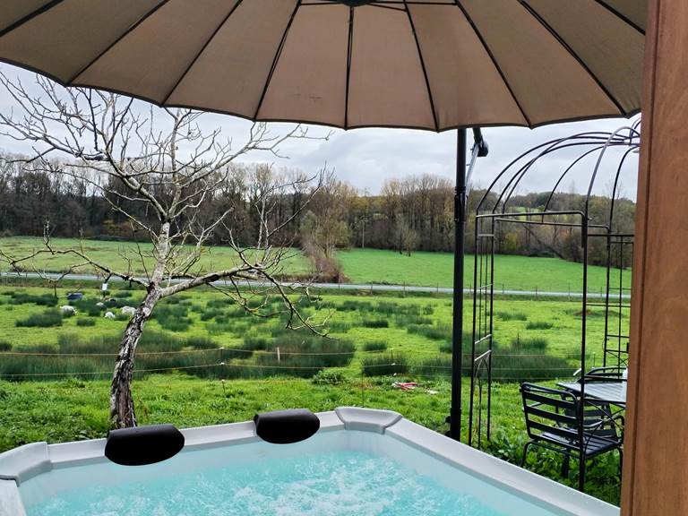 SPA abrité par parasol déperlant