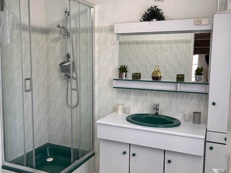 La salle de bain (douche et baignoire) attenante à la Belle époque