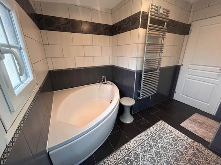 salle de bain- baignoire-douche-rez de chaussée