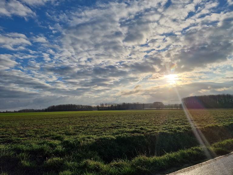 située à la campagne ( vue au bout de la rue à la sortie du village)