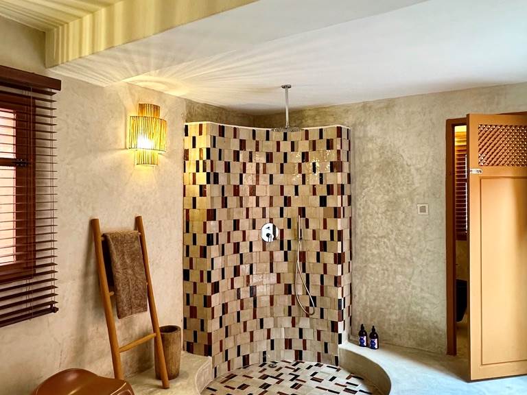 La salle de bain, composée de tadelakt naturel et de zelliges traditionnels que nous avons combinés dans une version contemporaine...