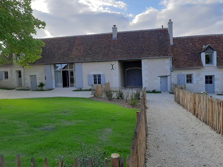 Jardin du Cygne et vue sur le porche d'entrée