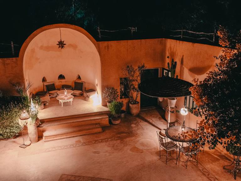 patio de baoussala le soir