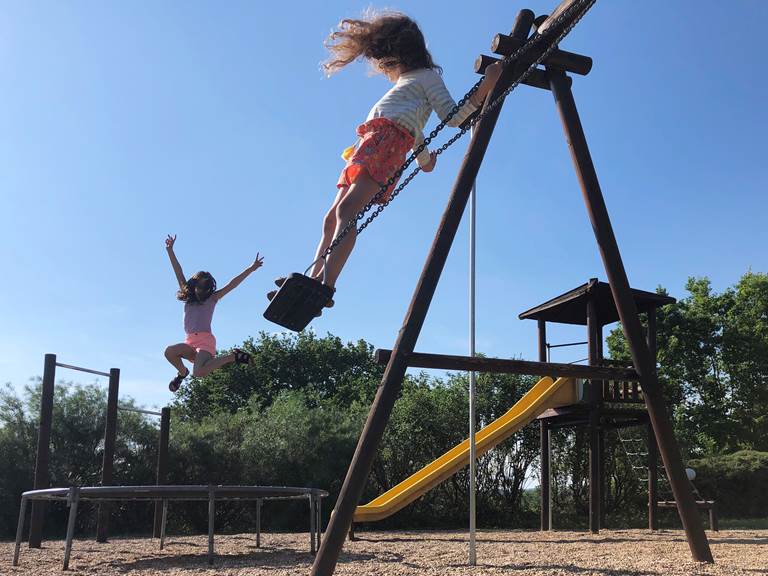 Balançoires, toboggan, trampoline.....