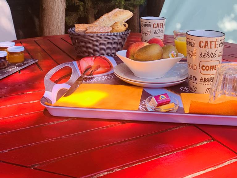 Petit-déjeuner dans le jardin, Mas Saint-ange, Lunel, Camargue
