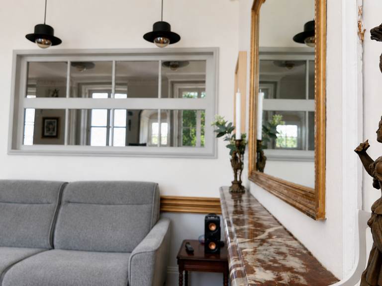 Salon avec cheminée en marbre dans un manoir de caractère