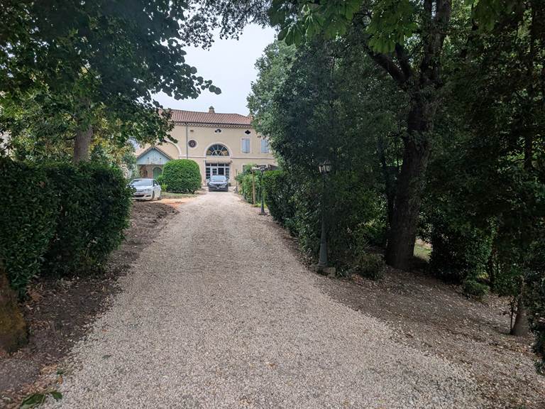 L'allée menant à la Maison Chambre d'Hôte