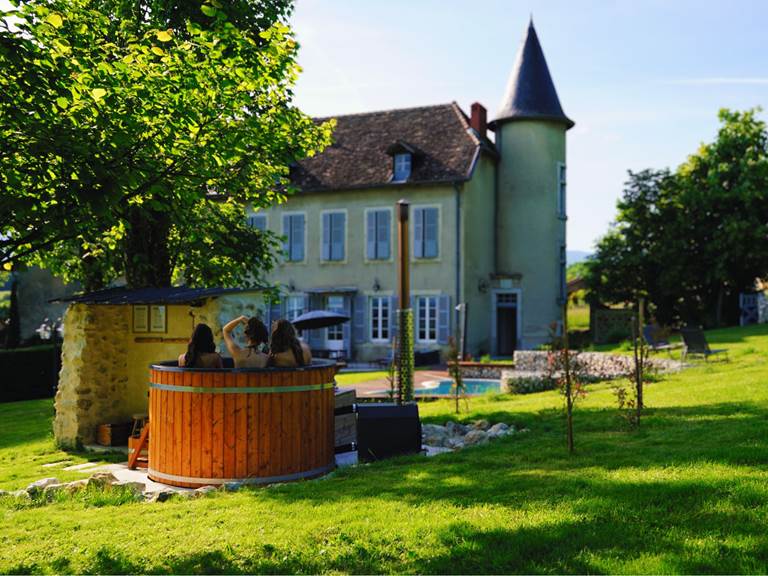 Location de vacances à 1h de Genève et Annecy avec bain nordique et piscine au pied du Grand Colombier.