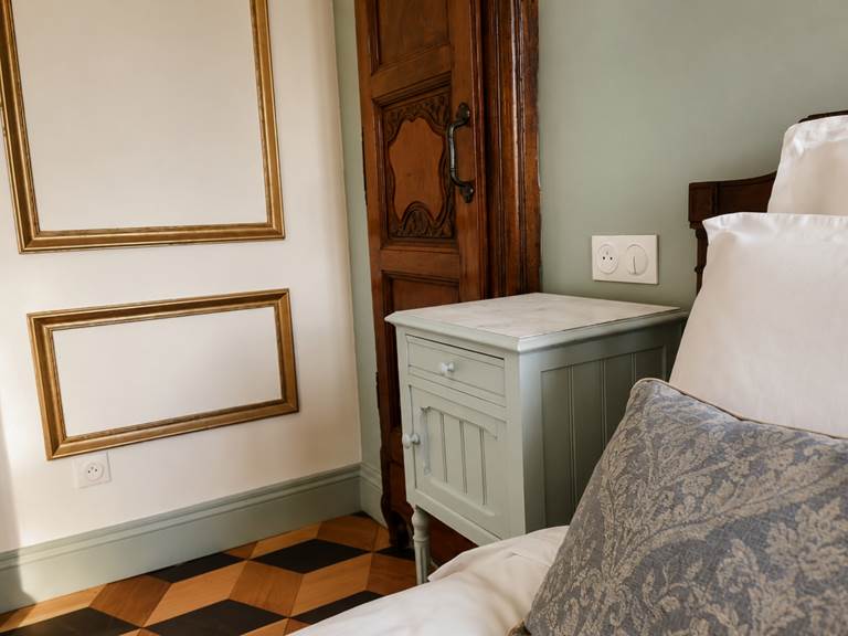 Chambre lumineuse avec mobilier ancien et literie haut de gamme