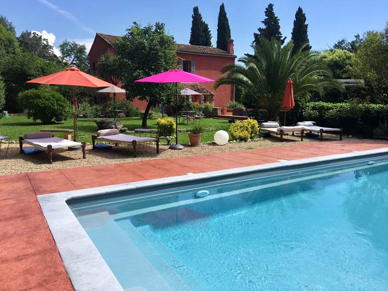 Piscine avec rideau electrique de la Villa Chandra