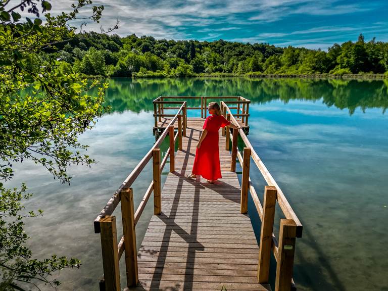 Lac de Virieu le Grand et son ponton, à 15 minutes du gîte Le Manoir du Colombier, location de vacances au pied du Grand Colombier dans le Bugey.