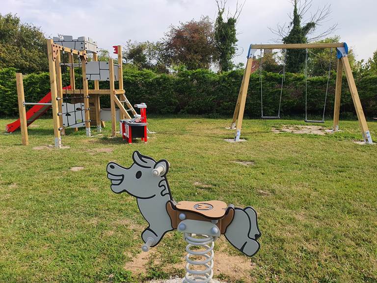 Jeux extérieurs château escalade tobogan, balançoires, cheval a ressort