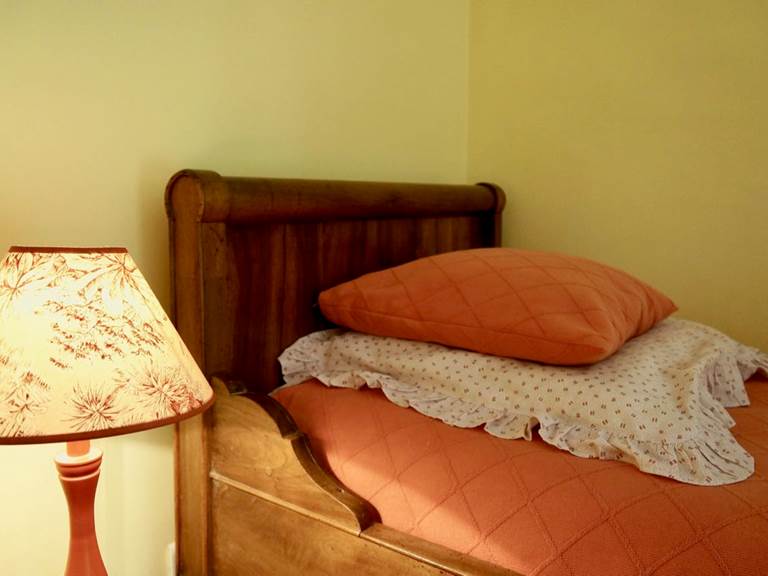 chambre familiale tomette avec lits enfants en mezzanine aux chambres d'hôtes la Rougeanne près de Carcassonne dans l'Aude