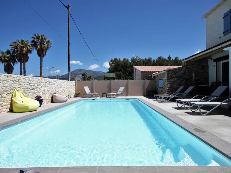 vue sur la piscine chauffée de la residence Appart Bleu Azur Saint Florent en Corse