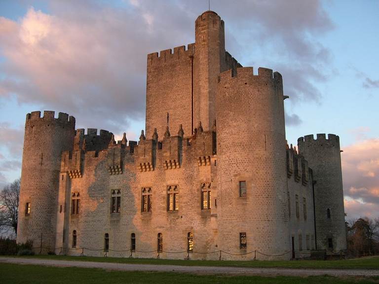 Château de Roquetaillade (source: https://www.gironde-tourisme.fr/patrimoine-culturel/chateau-de-roquetaillade/#images-3)