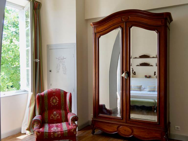 Le mobilier de la chambre d'hôtes Verveine à la Rougeanne à Carcassonne, Canal du Midi en Pays Cathare