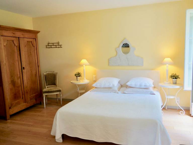 Chambre Acanthe lit queen size aux chambres d'hôtes la Rougeanne près de Carcassonne dans l'Aude