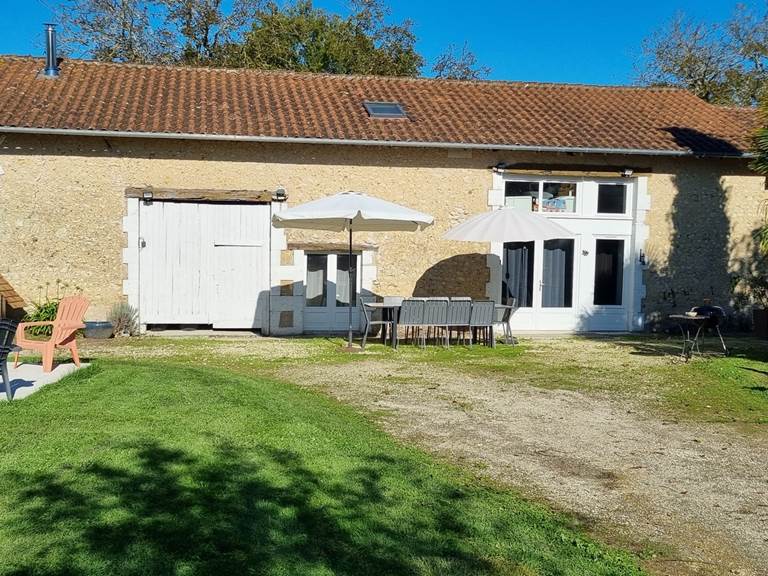 Gite-Dordogne-La-Petite-Clavelie-Perigord-vert-maison-de-vacances-jacuzzi