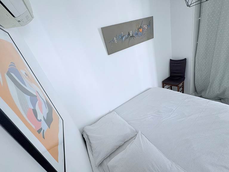 Maison Réthaise 2 – Chambre calme au style épuré Un cadre serein et lumineux, pensé pour le confort et la simplicité, dans une maison pleine de charme au centre de La Flotte.