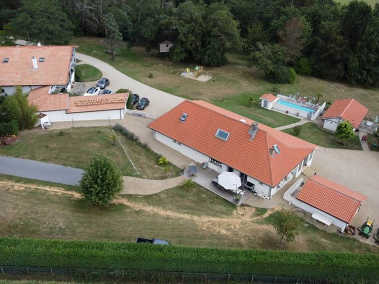 Gîte avec piscine et salle de réunion dans les landes vers Saint Sever