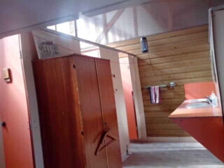 bloc sanitaire lavabos et douches red