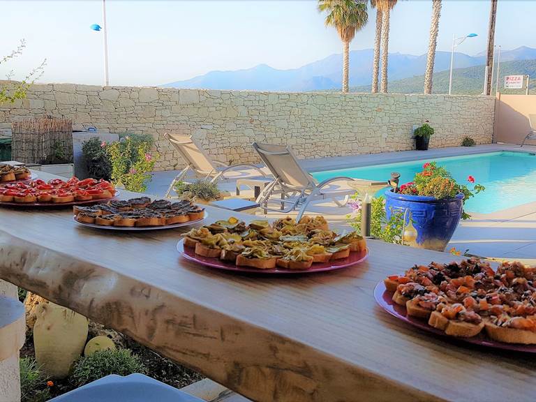 Appart Bleu Azur Saint Florent en Corse assiettes pour l'apéritif vue sur la piscine chauffée
