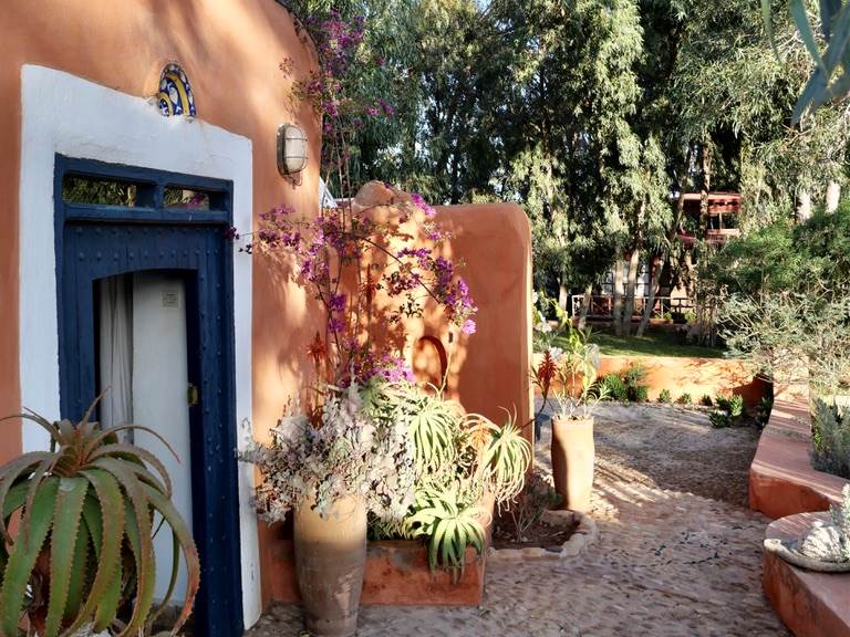 Approchons par le jardin, la Suite Marabout est installée dans un véritable bain de verdure!