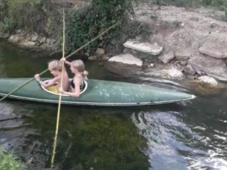 On s'amuse dans le canoë !