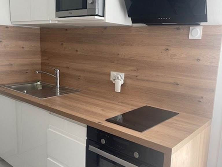 Maison Réthaise 2 – Cuisine pratique et design Un espace clair et parfaitement équipé : four, plaque, lave-vaisselle, micro-ondes. Le confort du quotidien à deux pas du marché médiéval.