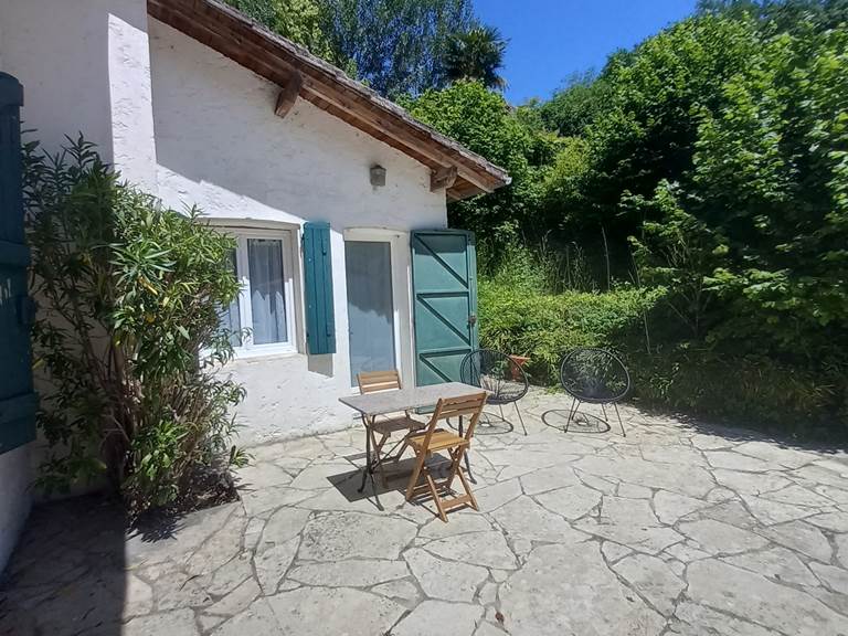 entrée indépendante-terrasse avec jardin