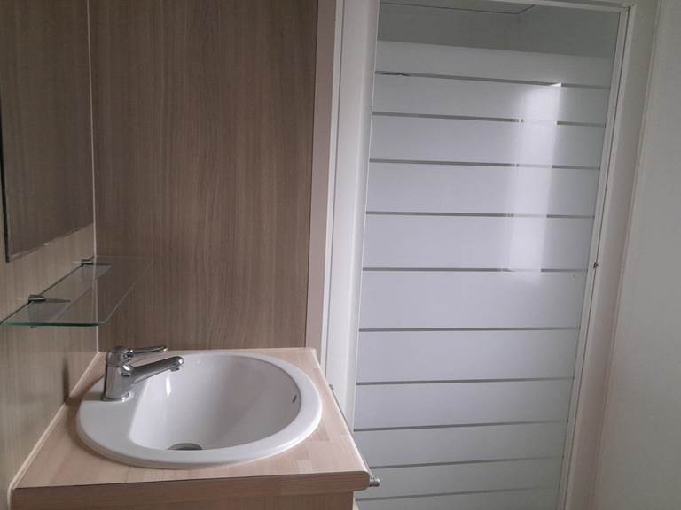 salle-de-bain-mobil-home-5-et-7-pers