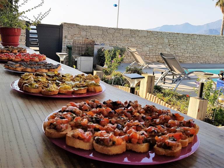 Appart Bleu Azur Saint Florent en Corse aperitif offert aux clients de la résidence